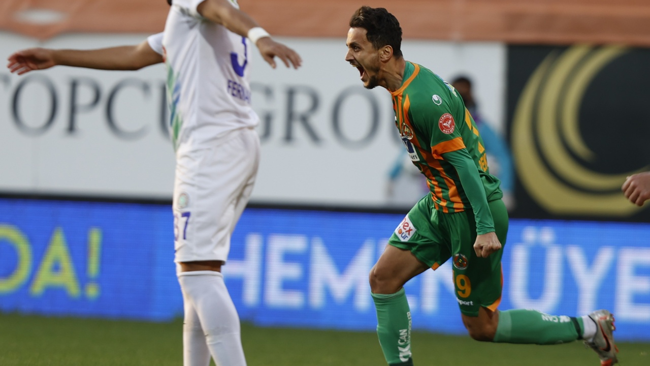 Mustafa Pektemek'ten Çaykur Rizespor'a son dakika üçlüğü