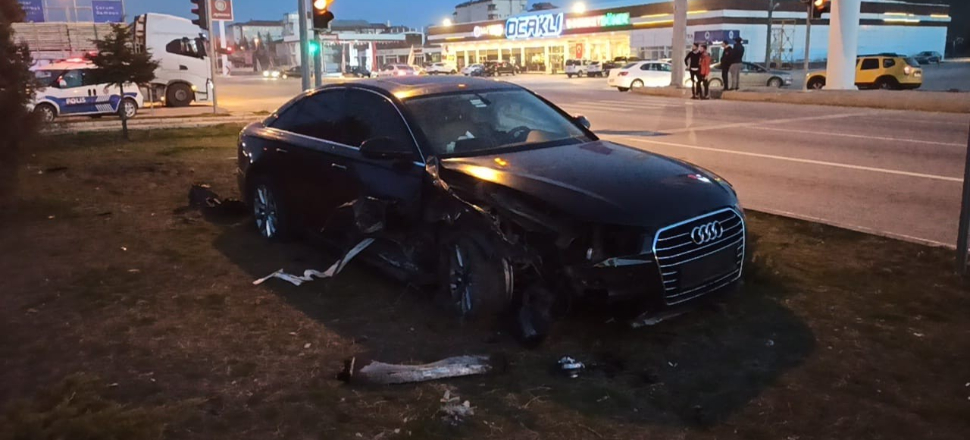 AK Partili milletvekili Şenel Yediyıldız oğluyla trafik kazası geçirdi