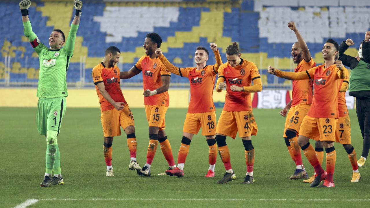 Fernando Muslera, Fenerbahçe-Galatasaray derbisine damgasını vurdu