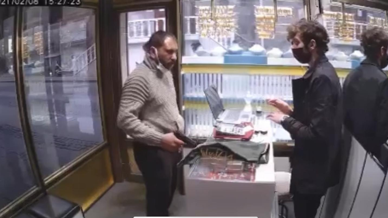 Kuyumcunun oğlu hırsıza külahı ters giydirdi!