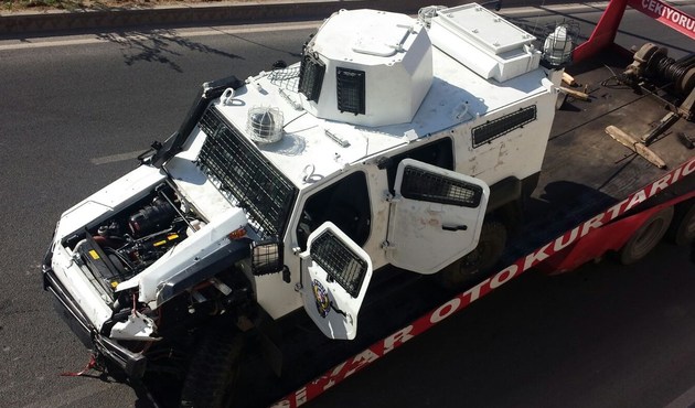 Otomobil, zırhlı polis aracına çarptı: 3 ölü