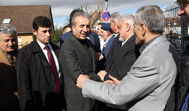 Almanya'nın yasakları Mehdi Eker'in vatandaşlarla buluşmasını engelleyemedi!