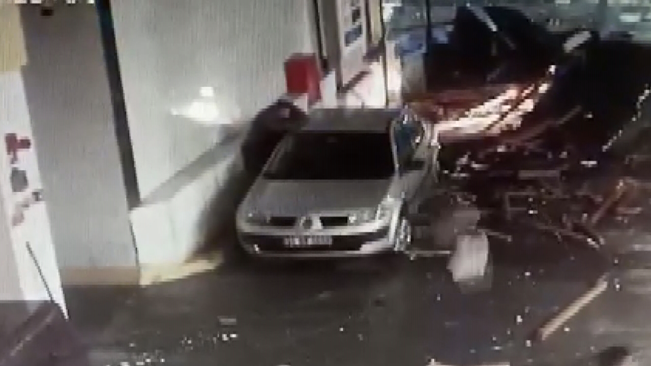 Fırtınanın kopardığı çatı üzerine düştü