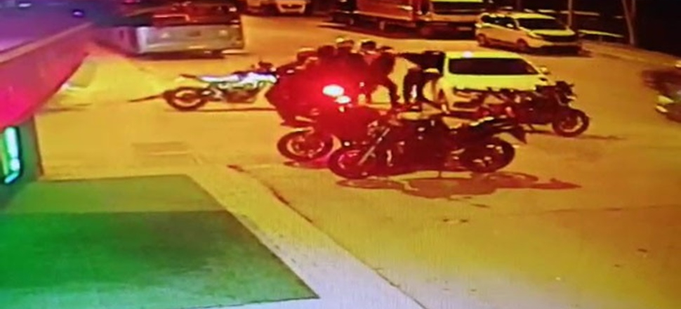 Motosiklet sürücüsü şoförü darp etti!