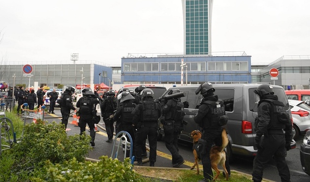Paris'te iki ayrı saldırı! Önce polis noktası ardından havalimanı...