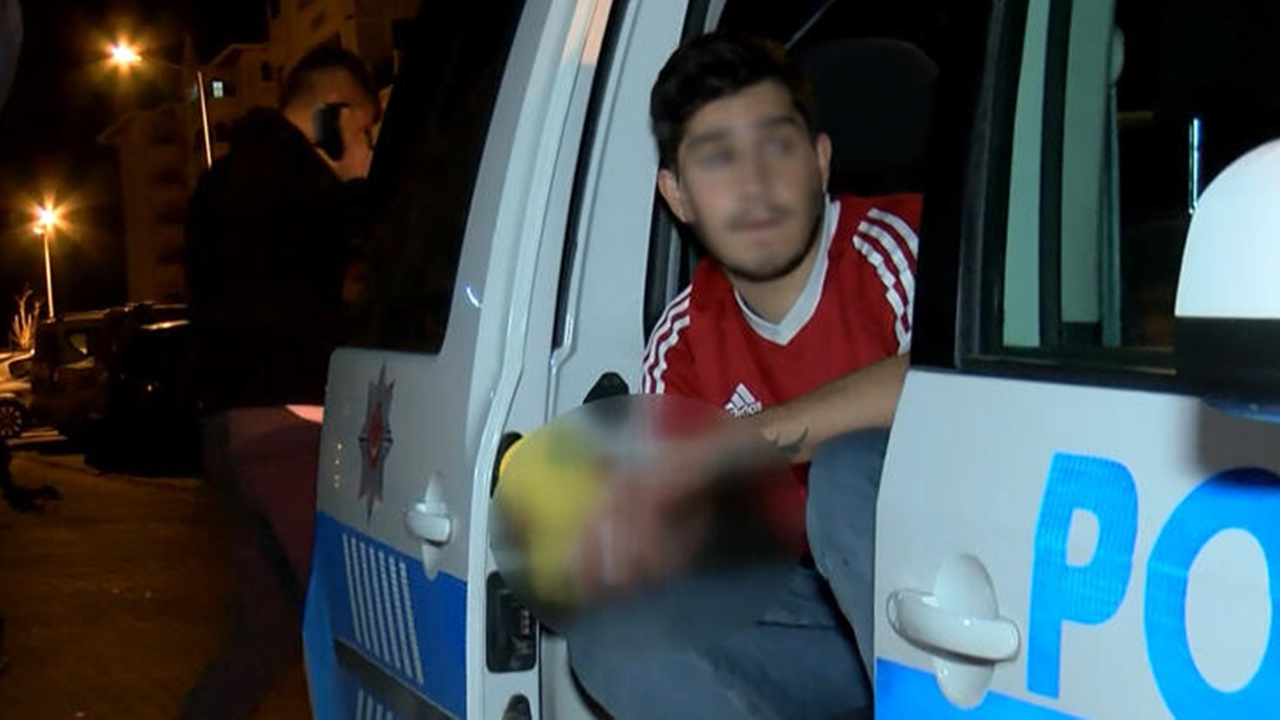 Annesinin sevgilisini yatak odasında görünce dehşet saçtı!