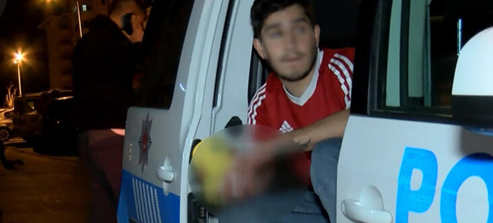 Annesinin sevgilisini yatak odasında görünce dehşet saçtı!