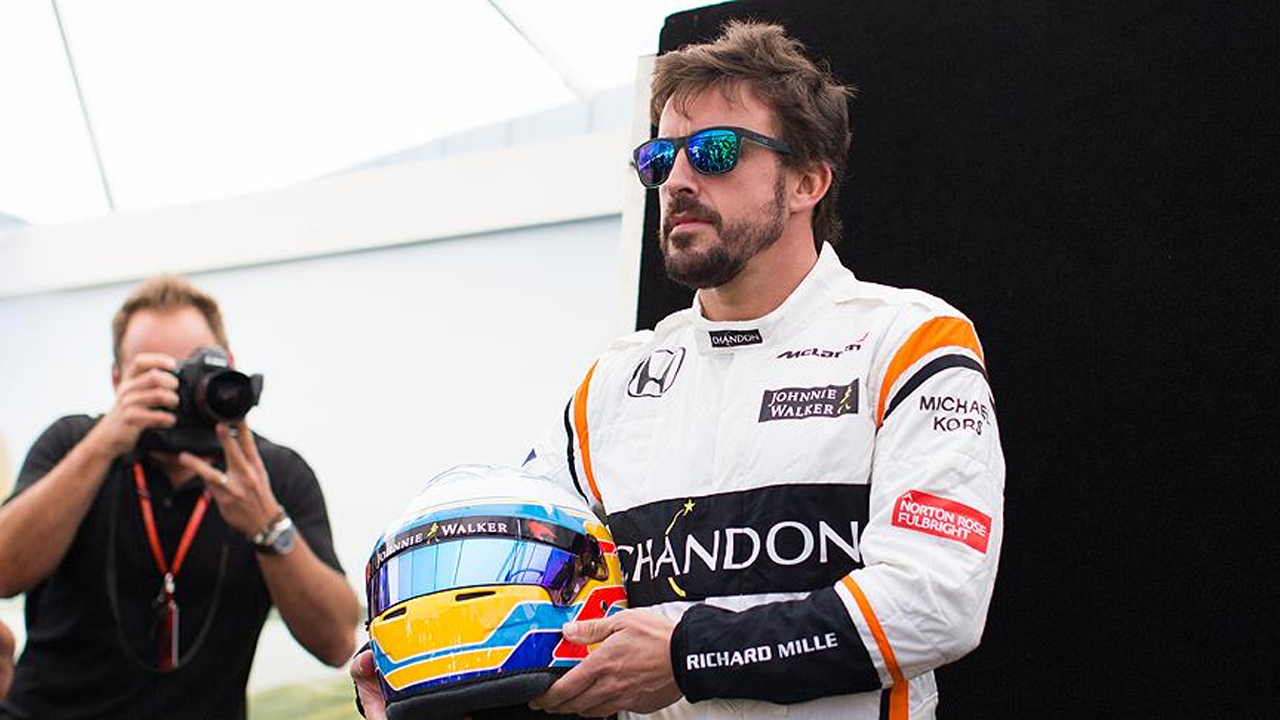 Fernando Alonso'ya otomobil çarptı!