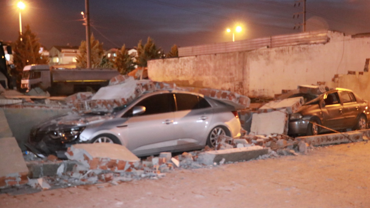 Beton duvar 3 otomobilin üzerine çöktü