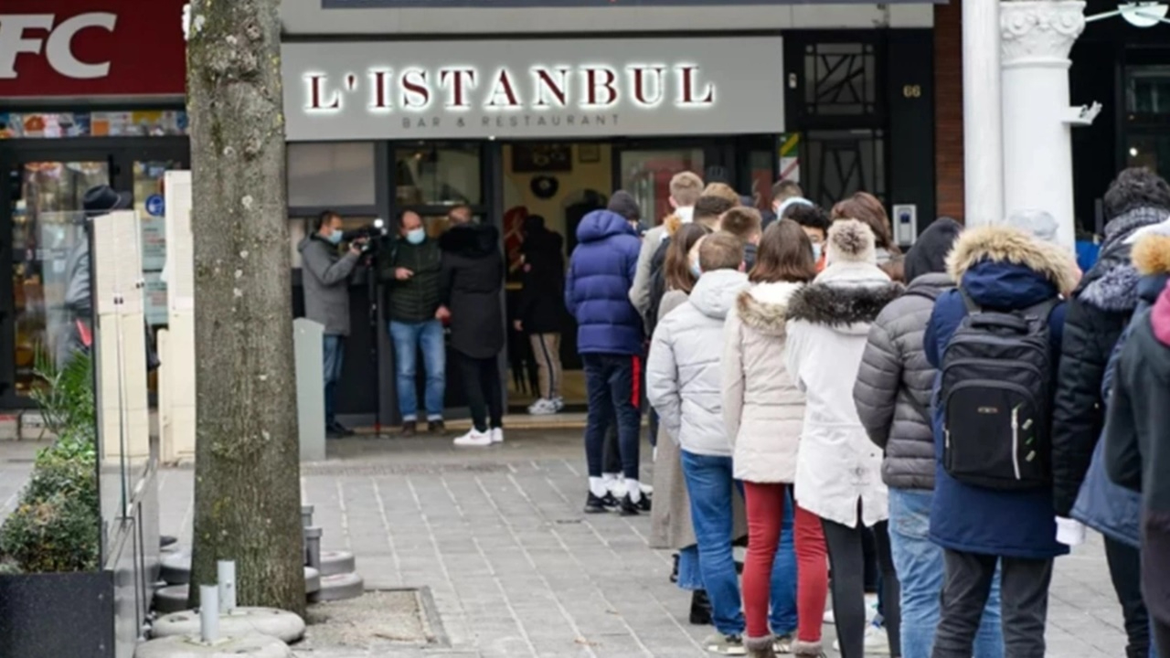 Fransa'da çılgın bir Türk! Yüzlerce öğrenciye bedava döner dağıtıyor