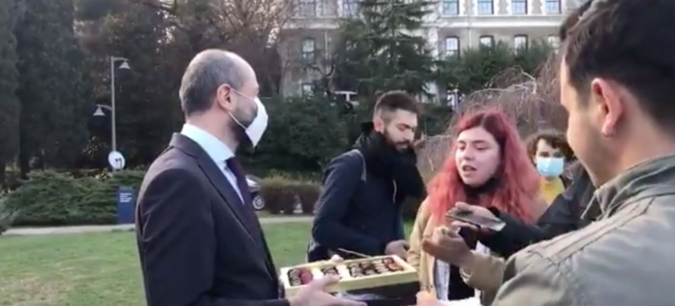Rektörden öğrencilere çikolata ikramı