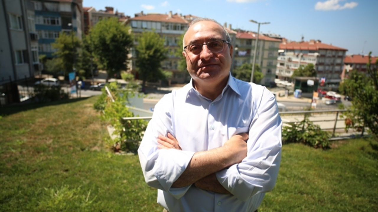 Ünlü akademisyen evini takipçileriyle birlikte dizayn ediyor
