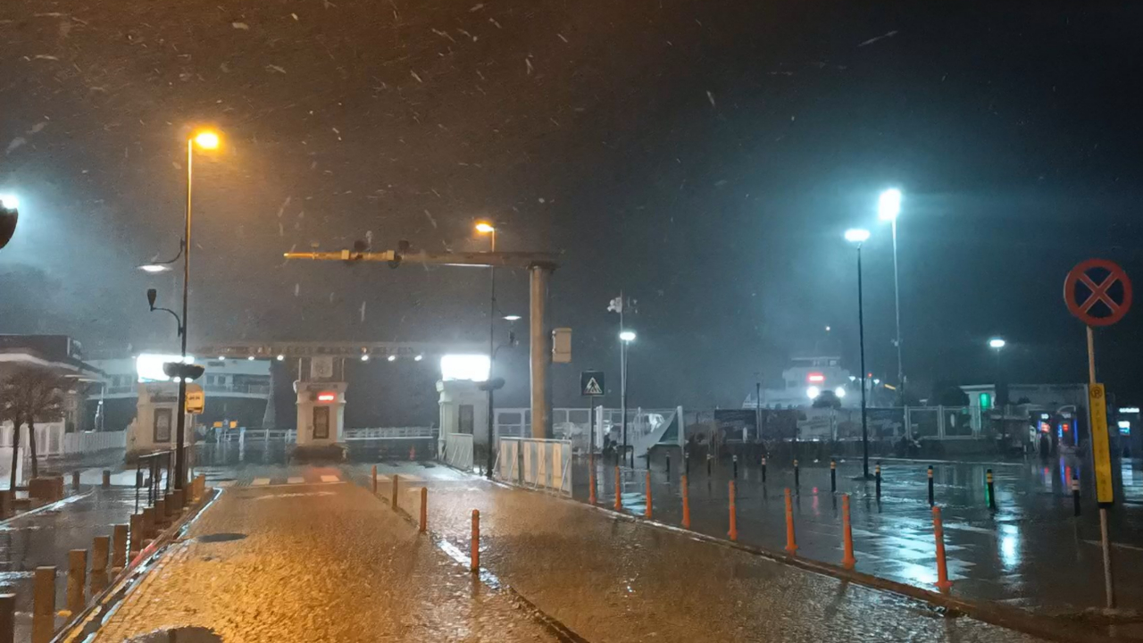 Çanakkale Boğazı, yoğun 'kar' nedeniyle 'gemi' geçişlerine kapatıldı