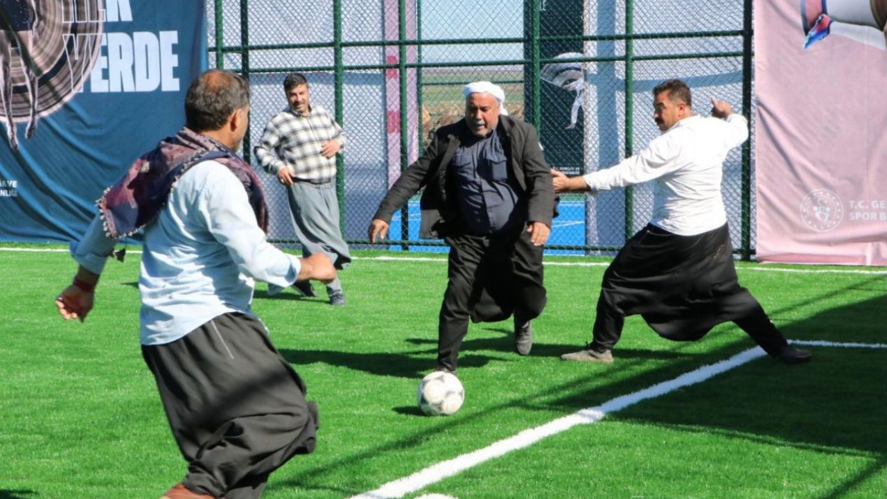 Bakan Kasapoğlu'nun köylülere verdiği tenis kortu sözü gerçekleştirildi
