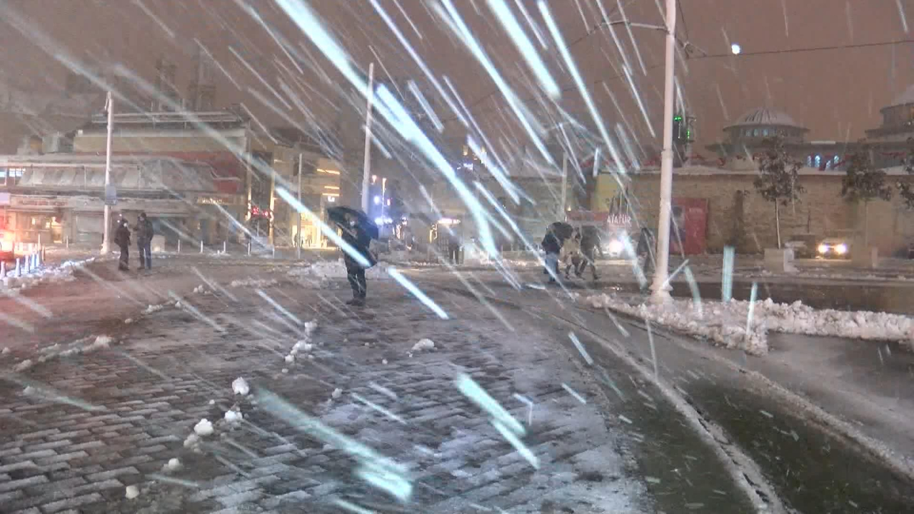 İstanbul'da kar yağışı gece de etkisini sürdürüyor