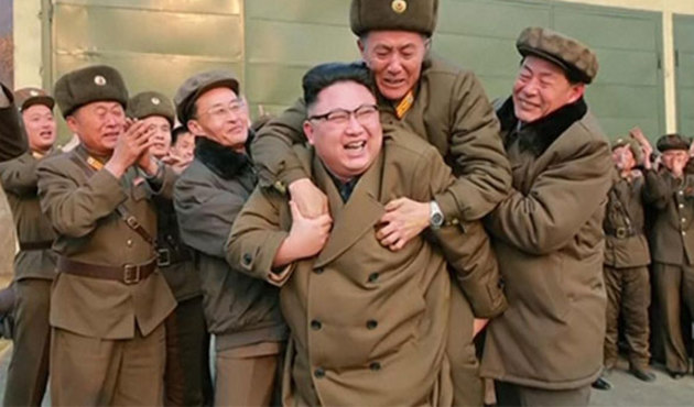 Kuzey Kore lideri Kim, sevinçten komutanı sırtına aldı!
