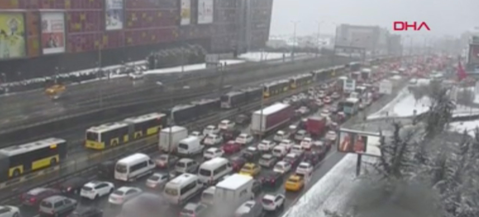 Beylikdüzü'nde trafik tamamen durdu