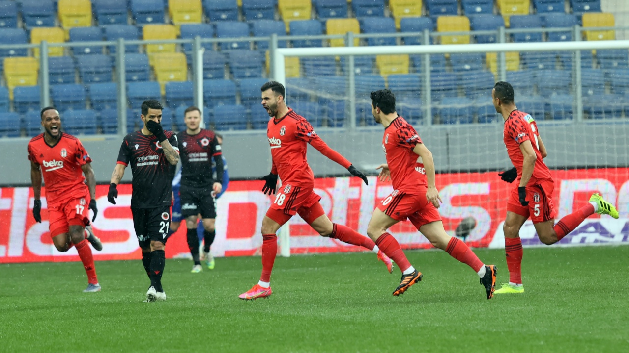 Beşiktaş Gençlerbirliği deplasmanında 3 puanı 3 golle aldı