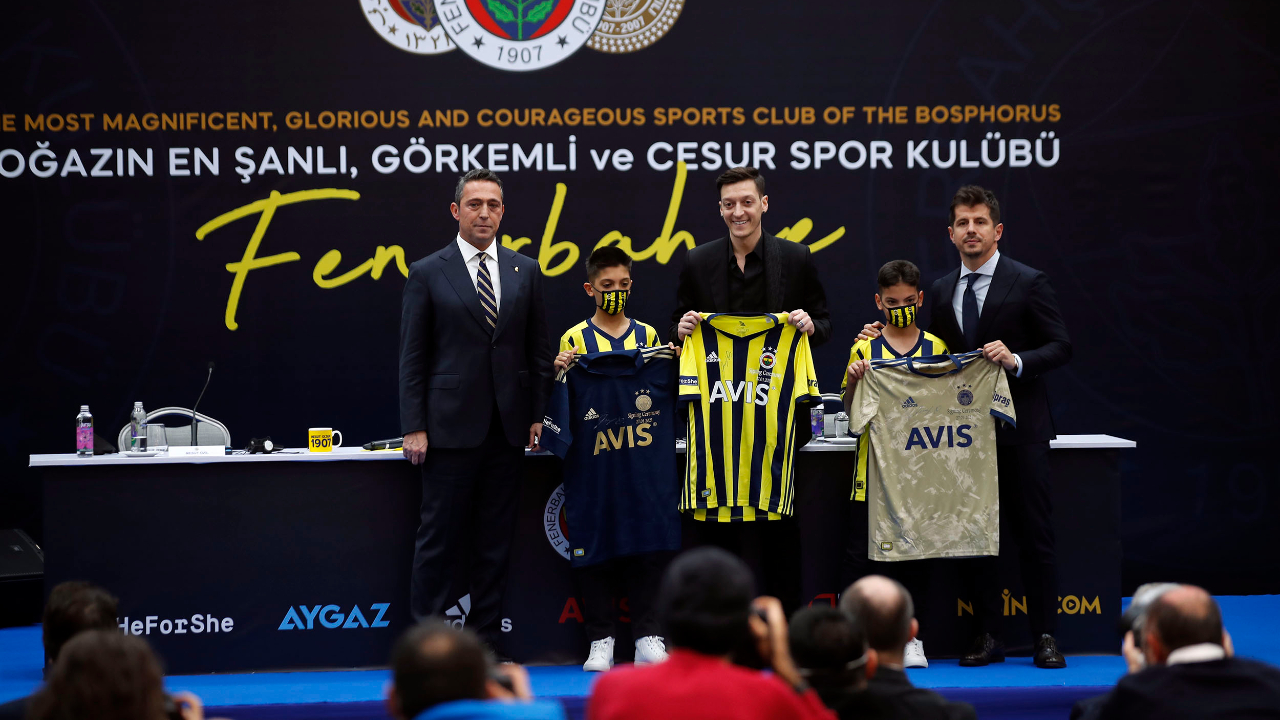 Mesut Özil'in imzaladığı 3 forma rekor fiyata satıldı