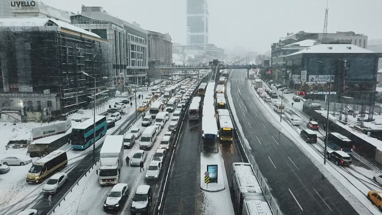 Beylikdüzü'nde metrobüs seferleri durdu