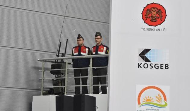 Tuğrul Türkeş'in konuşma yaptığı alanda dikkat çeken görüntü...