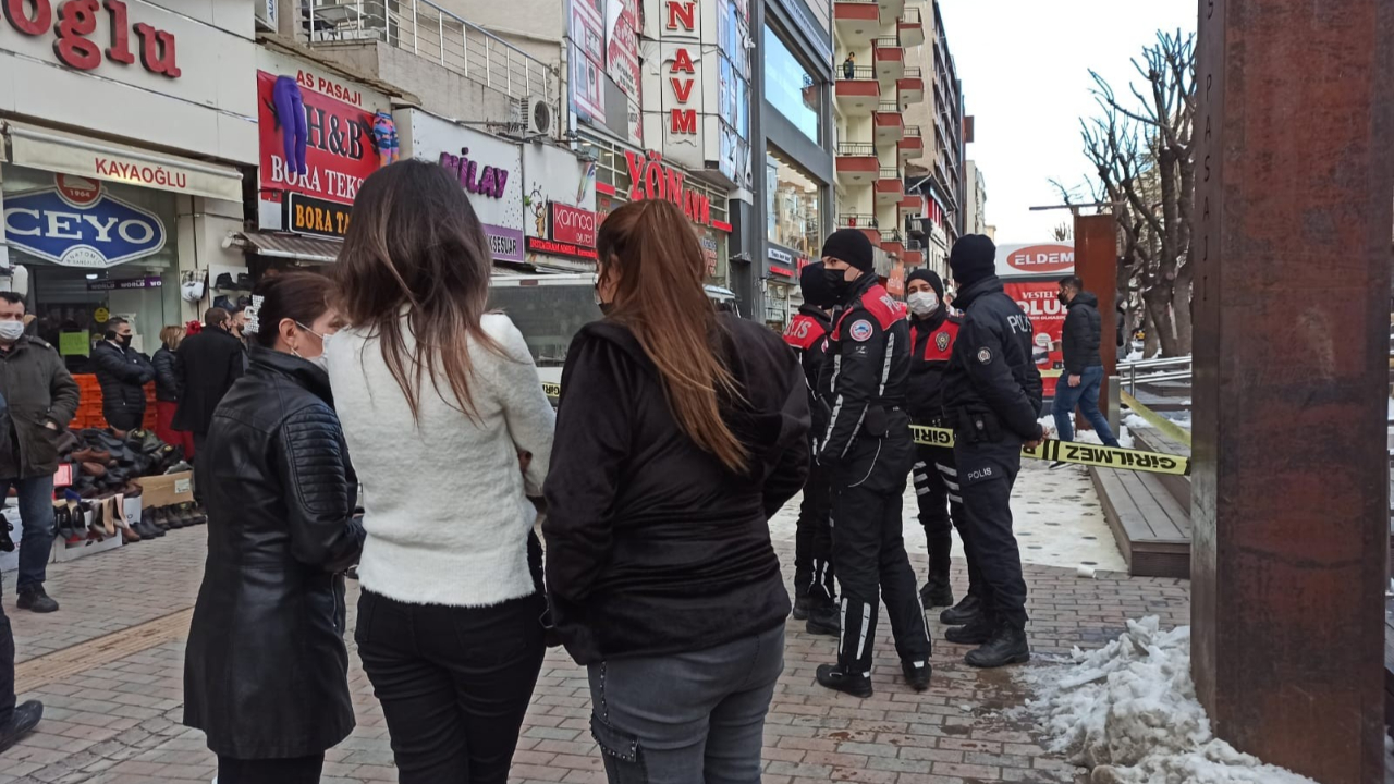 Anne, baba ve çocuğu evlerinde ölü bulundu