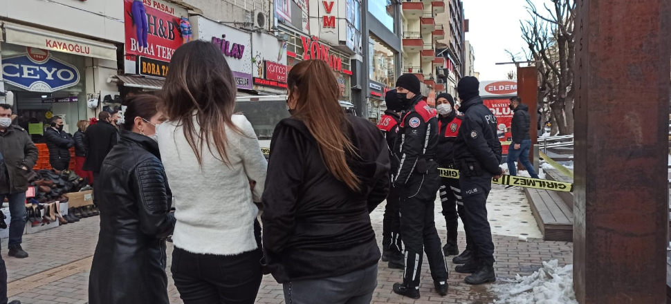 Anne, baba ve çocuğu evlerinde ölü bulundu