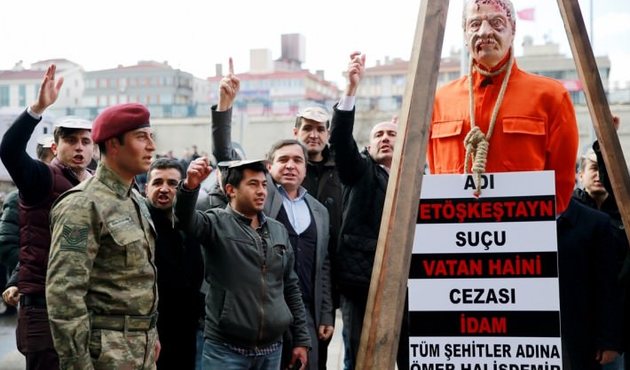 Yağlı urgan attılar, FETÖ için idam sehpası kurdular!