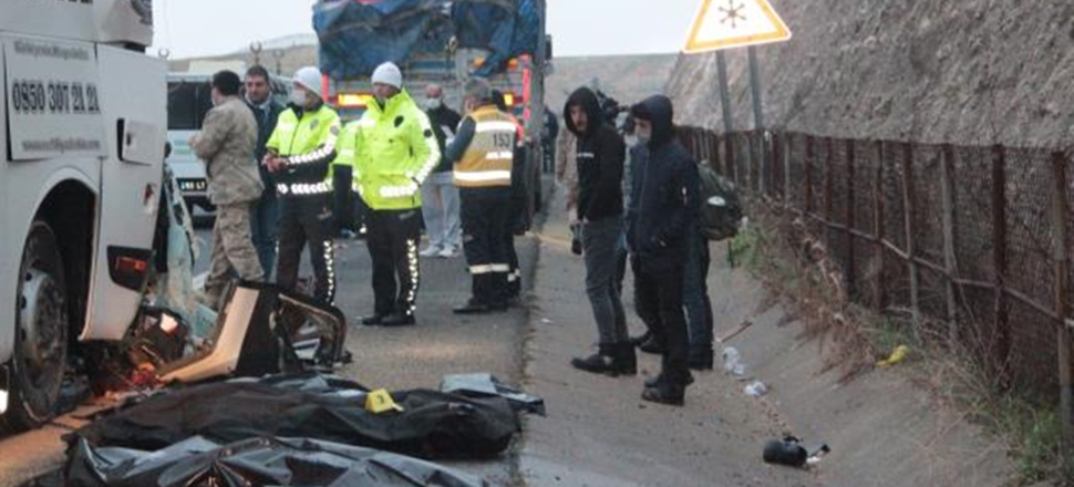 Yolcu otobüsü TIR'a çarptı: 3 ölü 30 yaralı