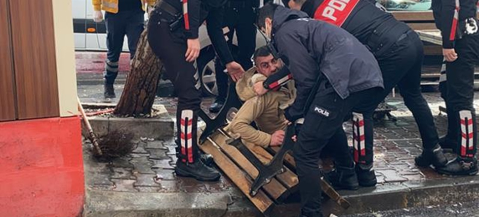İki kardeş sokak ortasında birbirini bıçakladı