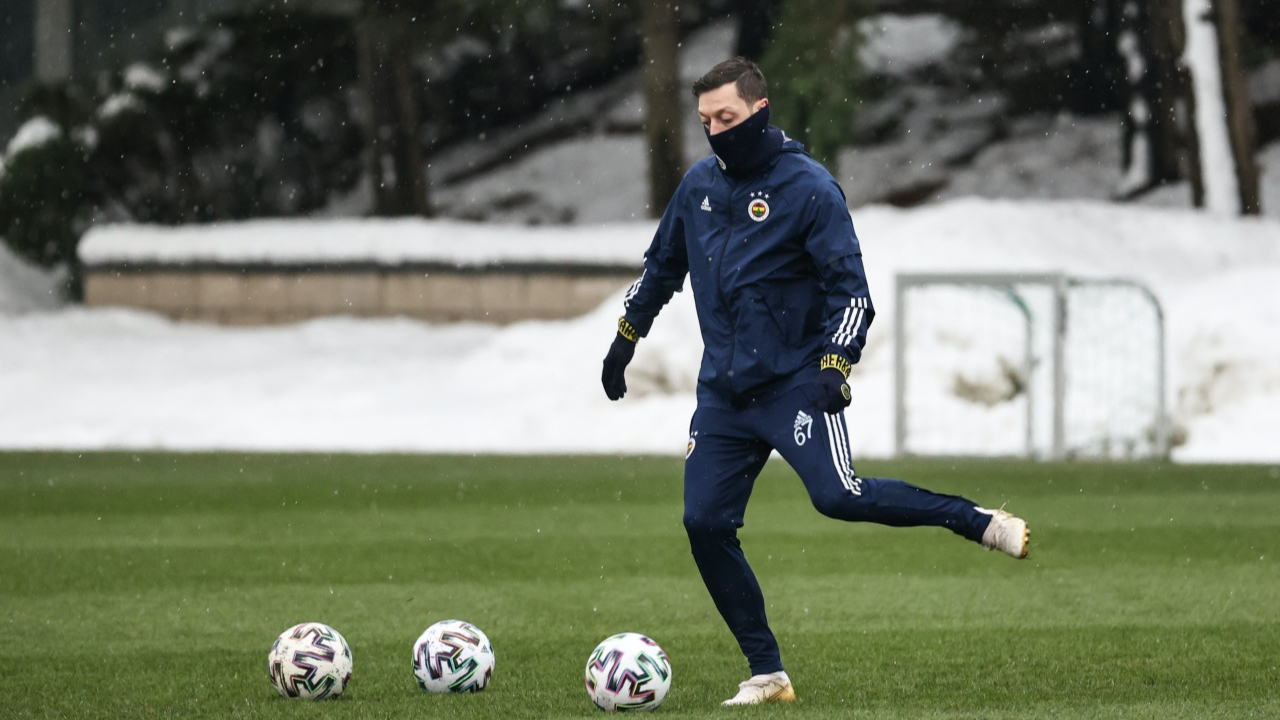 Mesut Özil ilk 11'e yerleşiyor