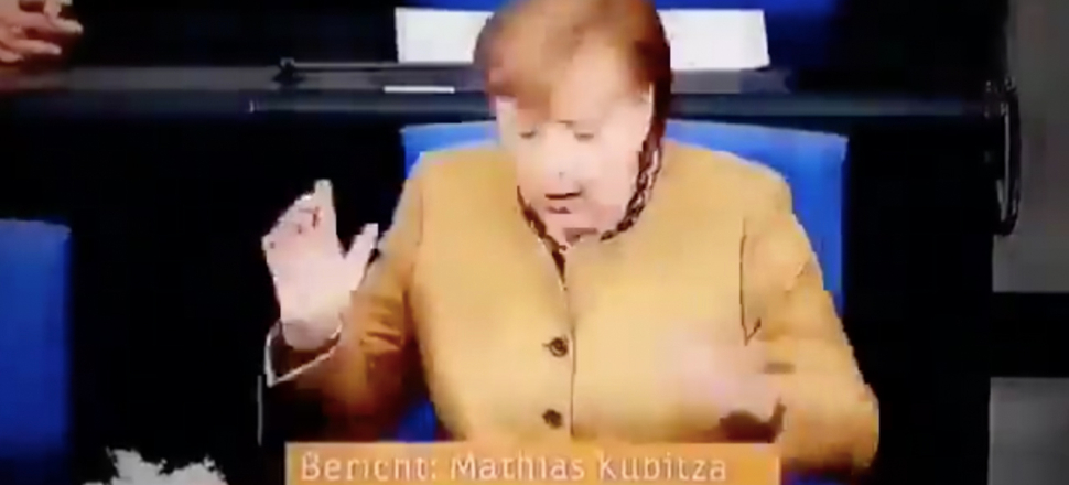 Merkel, maskesini kürsüde unuttu