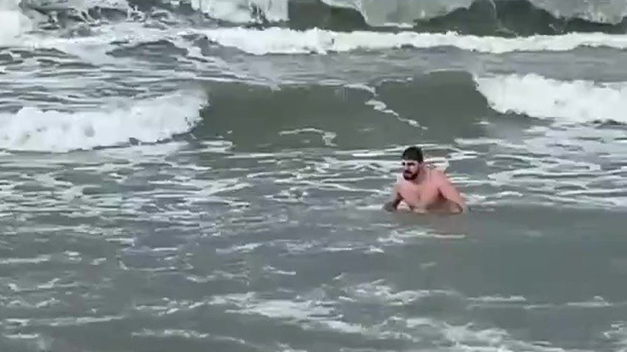Kışın ortasında iddiaya tutuşup denize girdi