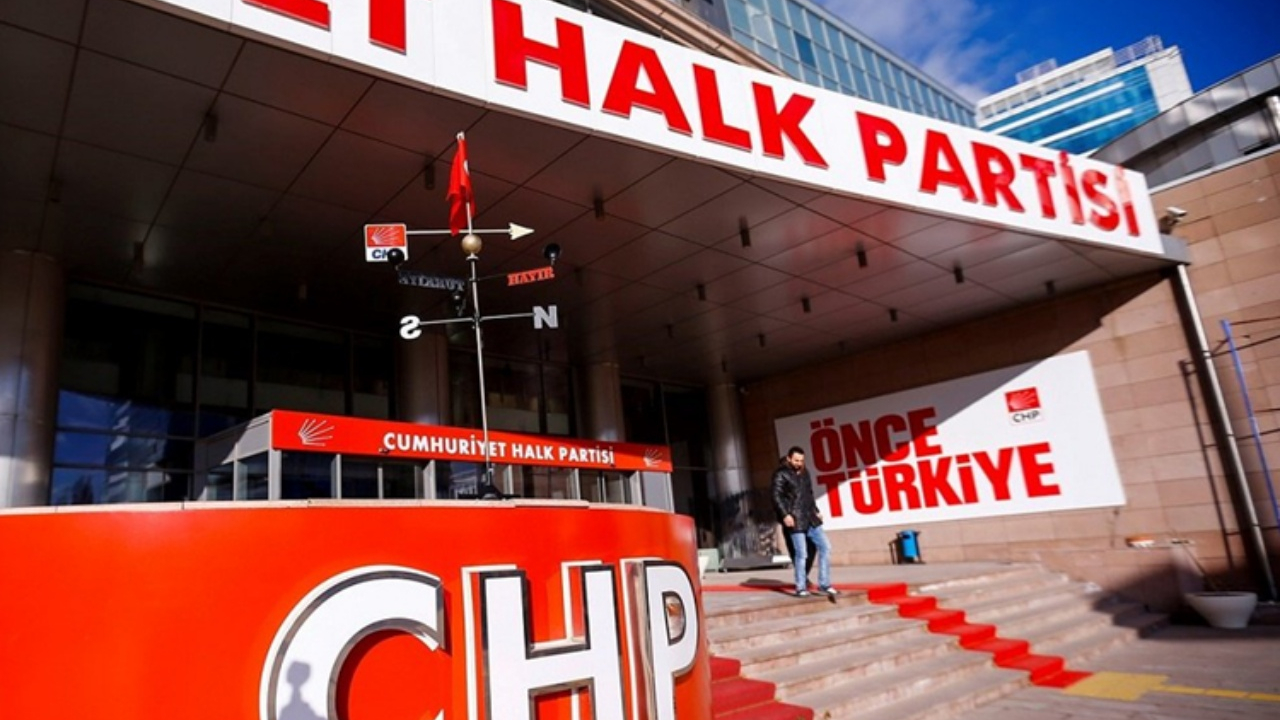 CHP'nin resmi hesabı trolleri geçti