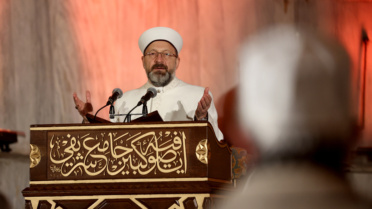 Diyanet İşleri Başkanı Erbaş: Bizlere düşen sabrı kuşanmak zorluklarla mücadele etmektir