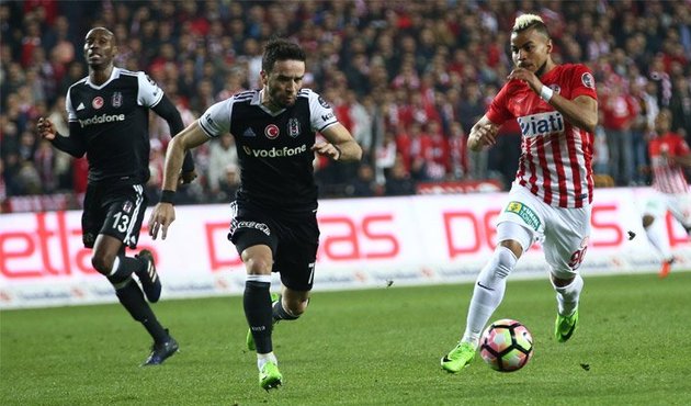 Beşiktaş Antalya'da fırsat tepti
