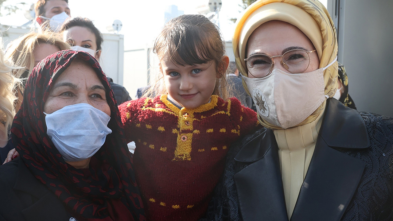 Emine Erdoğan İzmir'de depremzedeleri ziyaret etti