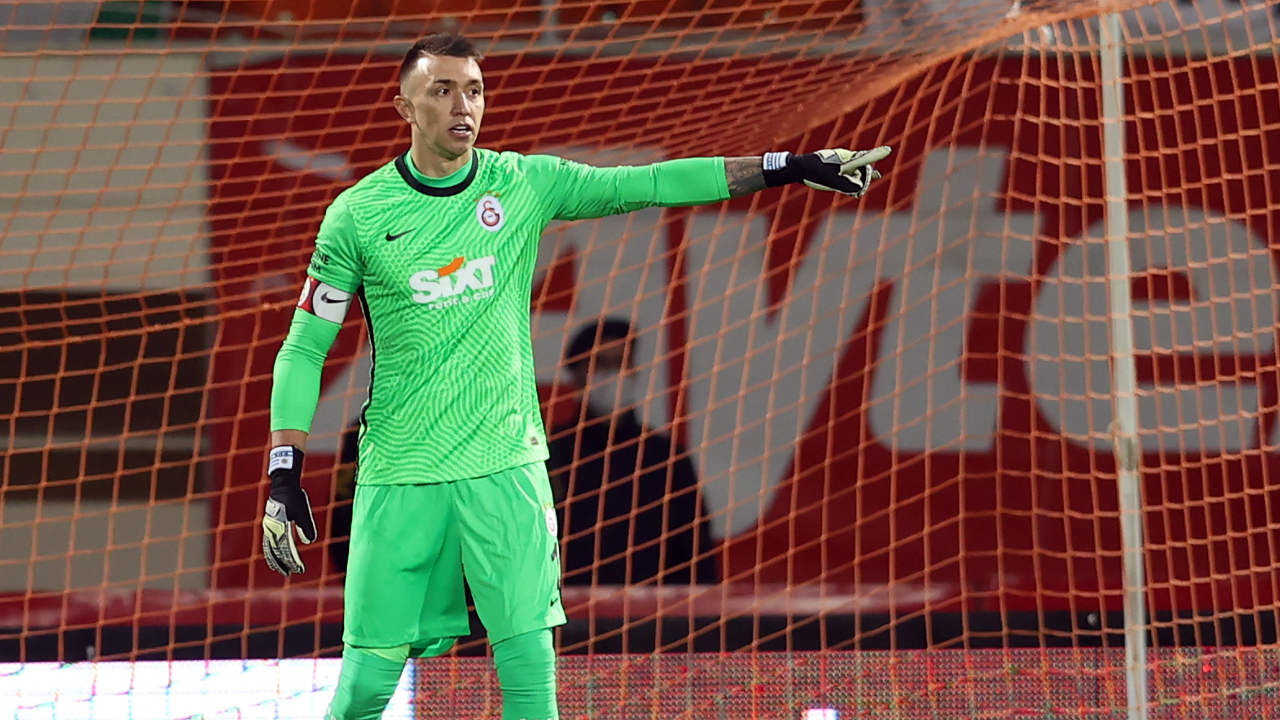 Muslera'nın sözleşmesi uzatılıyor, maaşı düşüyor