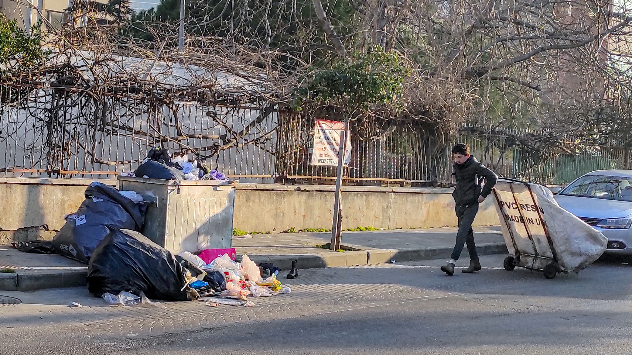 Kadıköy'den sonra Maltepe'yi de çöp bastı