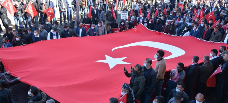 Bayrağını kapan 13 şehit için yürüdü