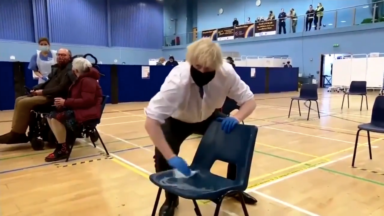 Boris Johnson sandalyeyi pırıl pırıl yaptı