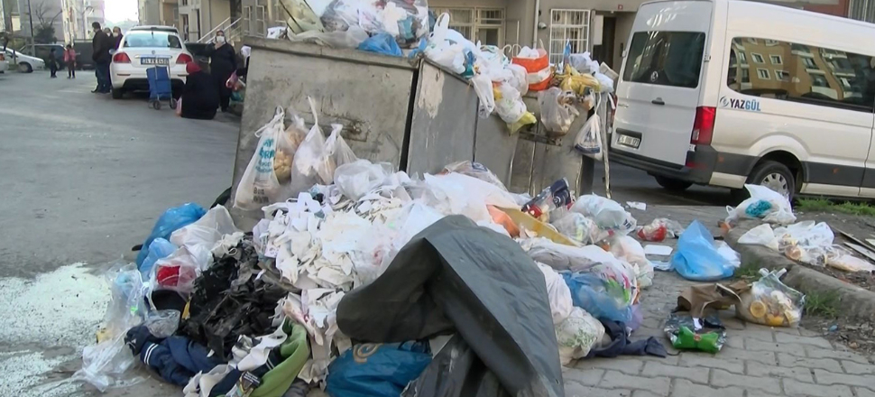 Sokaklar çöp yığınlarıyla dolu