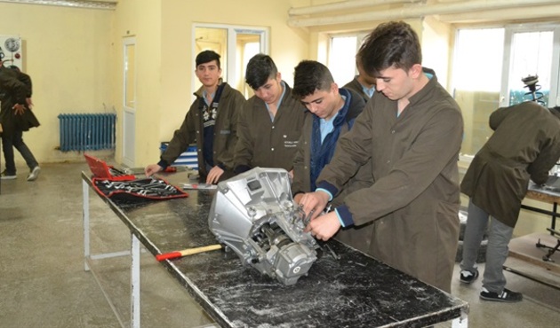 Fabrika gibi lise! Para basıyor...
