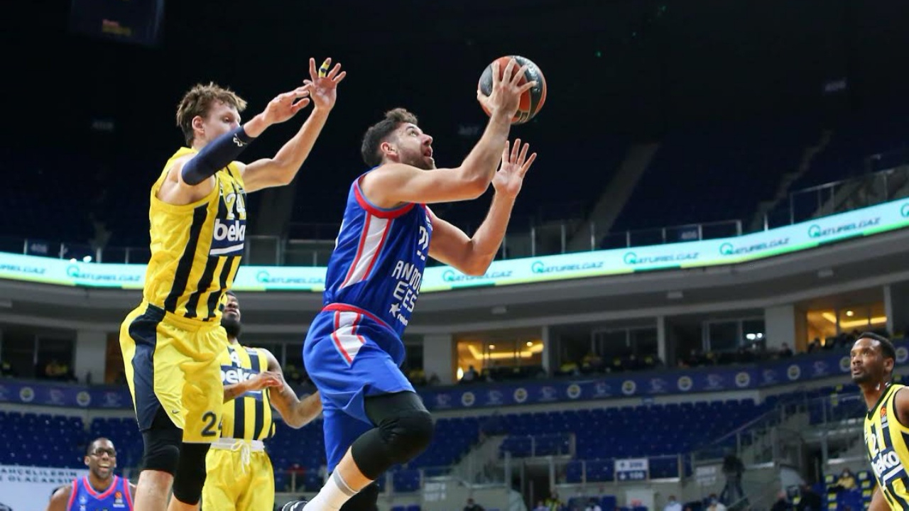 Anadolu Efes'ten Fenerbahçe Beko'ya 32 sayı fark!
