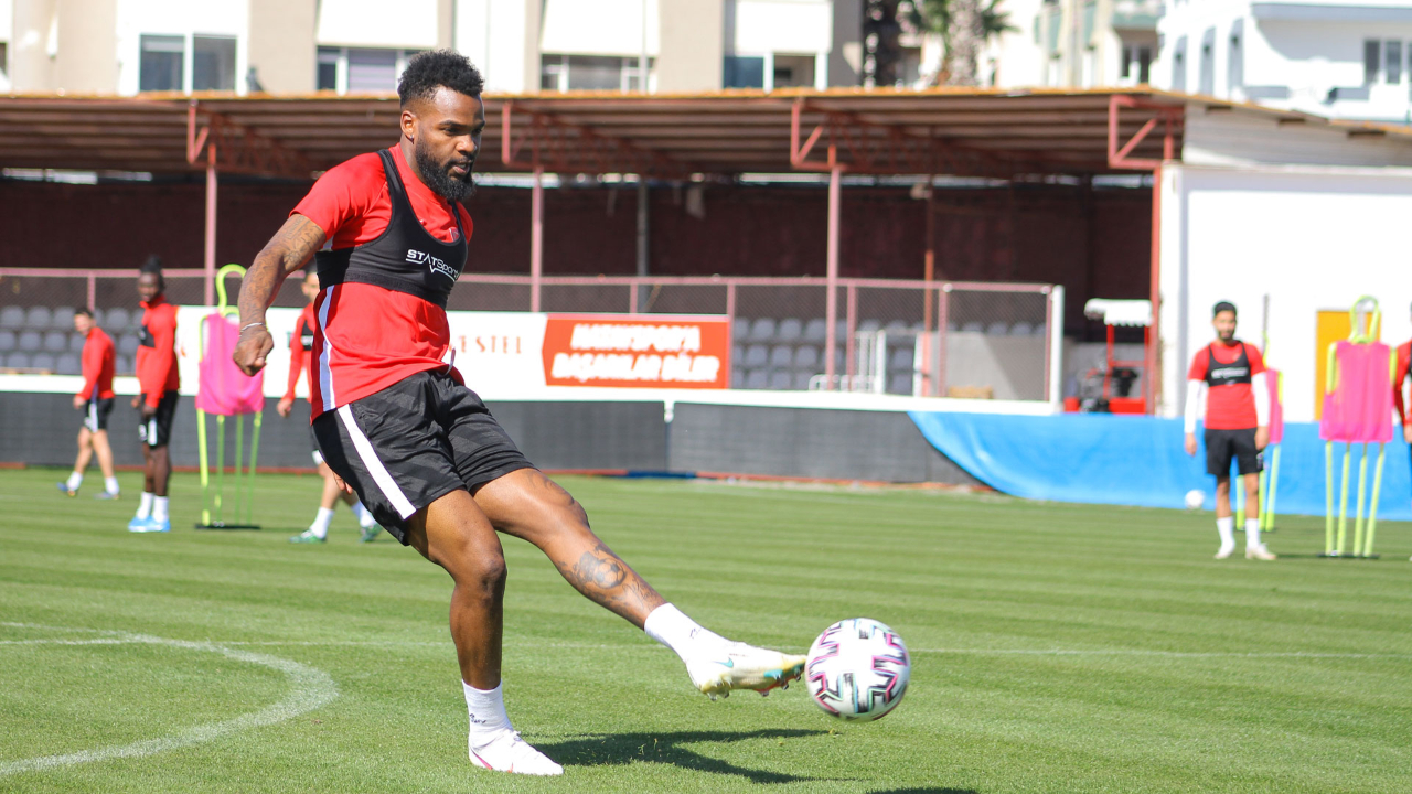 Aaron Boupendza Hatayspor'da kaldı