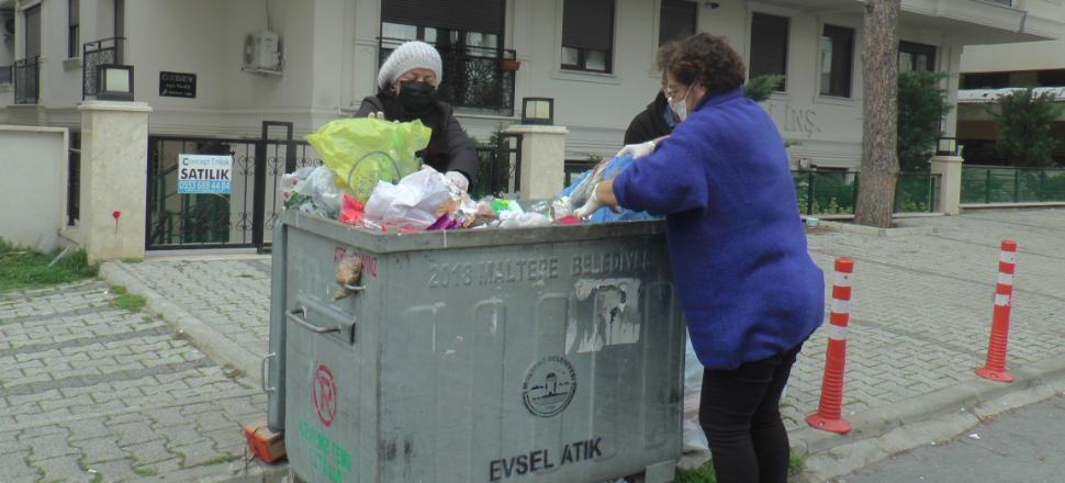 CHP'li kadınlar Maltepe'de çöp topluyor