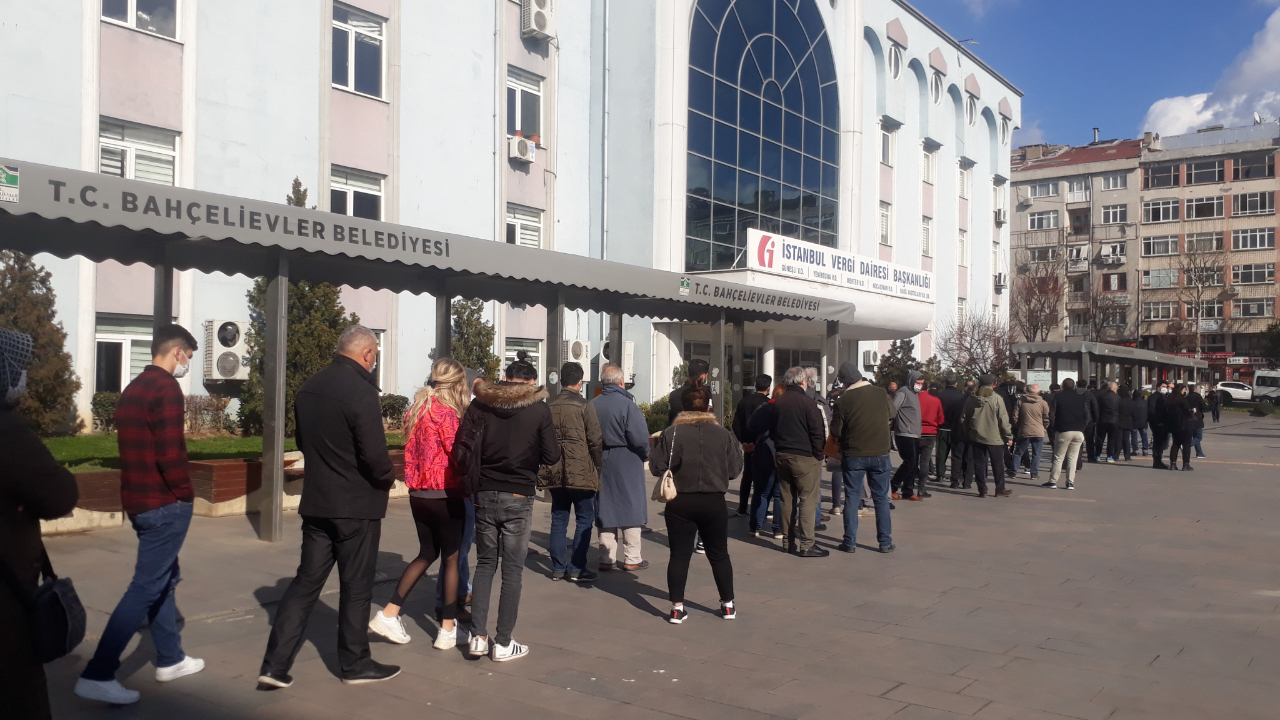 Vergiyi son dakikaya bırakanlar kuyruk oluşturdu