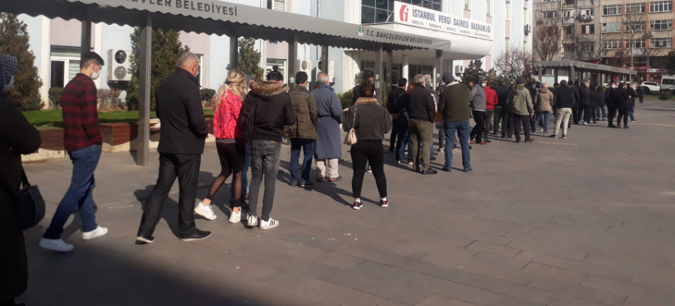 Vergiyi son dakikaya bırakanlar kuyruk oluşturdu