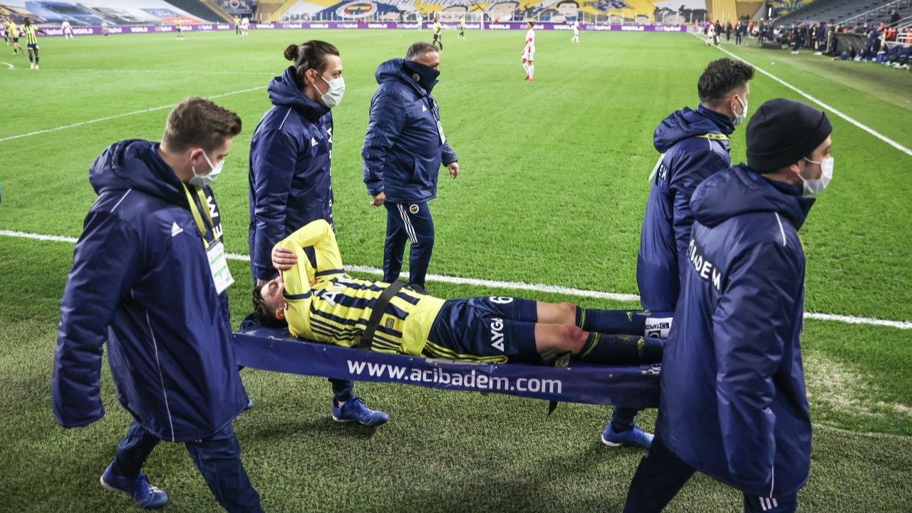 Mesut Özil'in ayak bileği döndü!