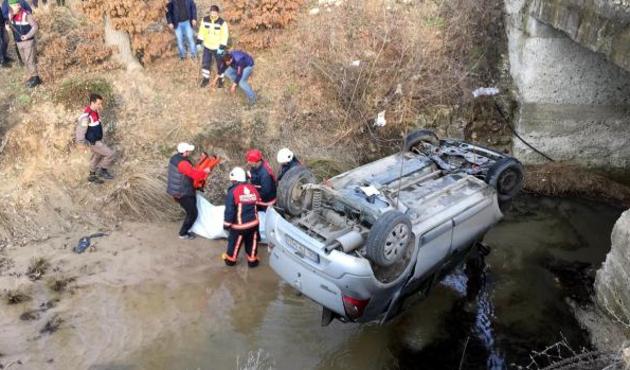 Dereye uçan otomobilin sürücüsü hayatını kaybetti